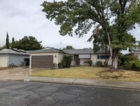 Building Photo - Nice 3 bedroom 2 bathroom Clovis home with...