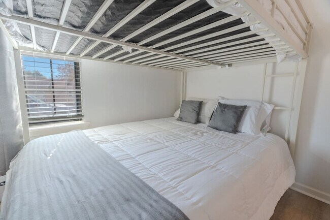 Building Photo - 807 Dreiss St