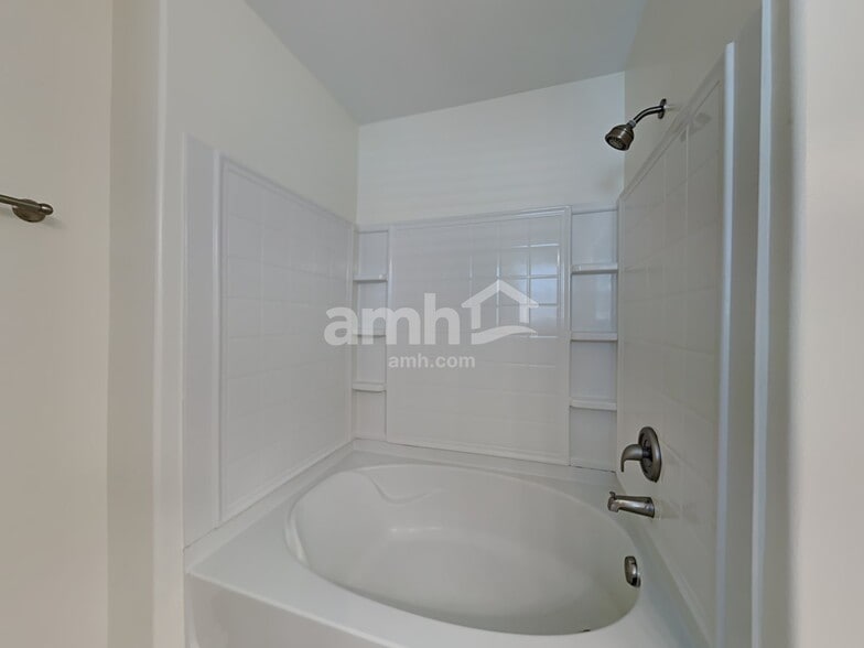 Building Photo - 163 Willow Point Cir