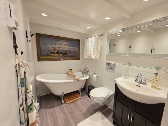 Building Photo - 713 Claire Ln