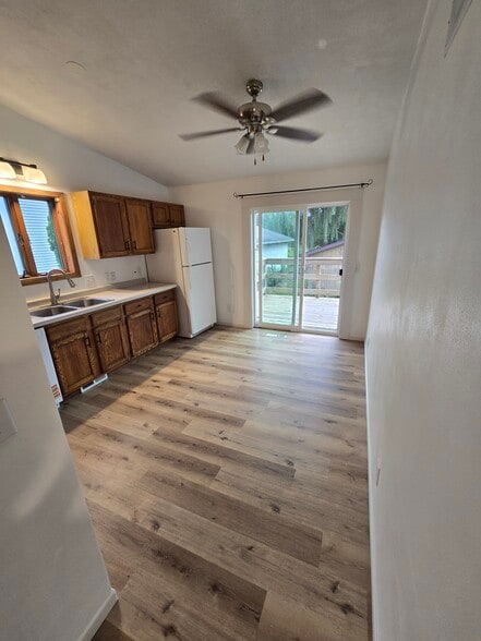 Building Photo - 1542 W River Dr