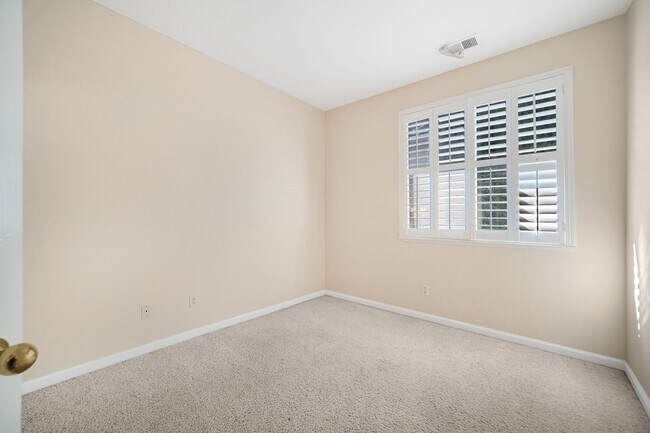 Building Photo - Highly Desirable Executive Home: 4 Bedrooms, 3 Bathrooms of Luxury Living