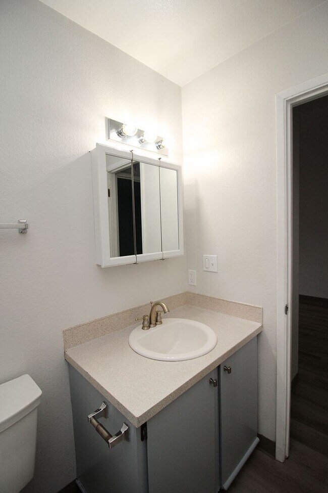 Building Photo - 5704 SW Beaverton Hillsdale Hwy