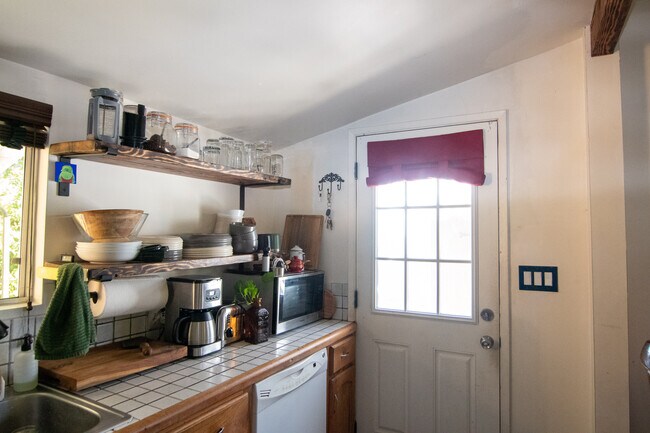 Building Photo - 820 S 5th St