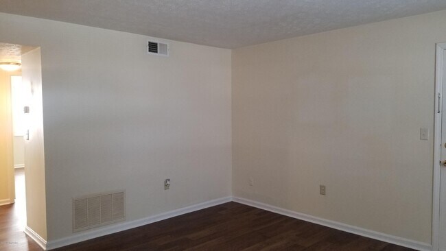 Building Photo - 3212 Springfield Dr