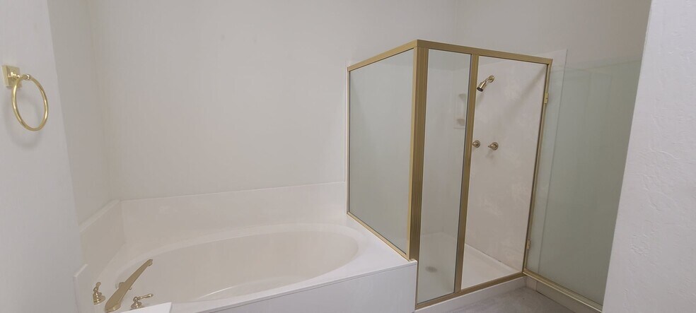 Building Photo - 211 Kingswood Ct