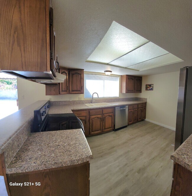 Building Photo - "Charming 3-Bed, 2-Bath Gem in St. George - Bloominton Hills  - Available March 2026