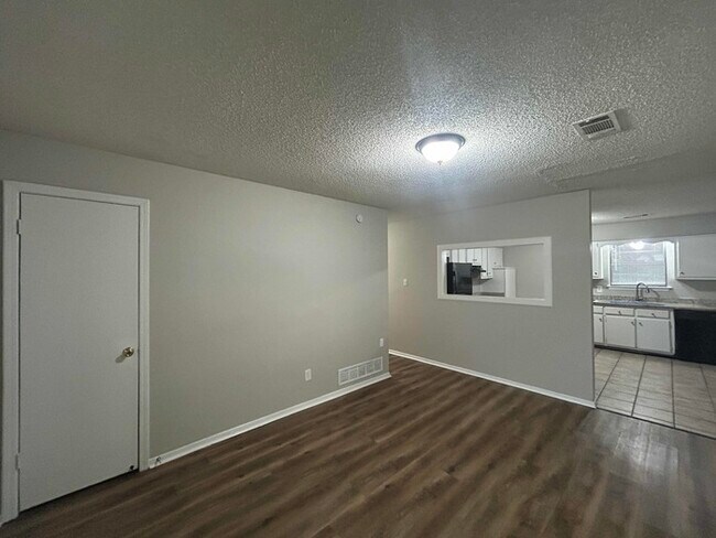 Building Photo - Limited Time Special Offer / 3 Bed/1.5 Bath Home with Carport / Pet-Friendly / Coming Soon!