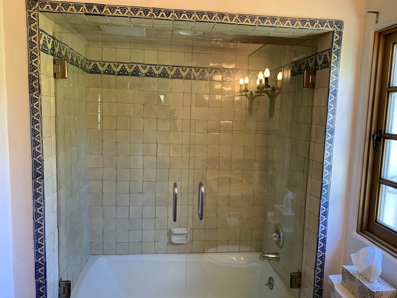 Shower Tub - 17 Encina Dr