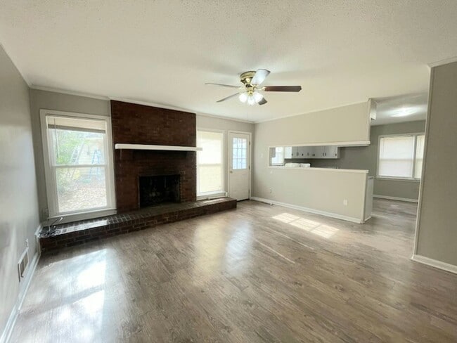 Building Photo - Colonial Hills' adorable home!