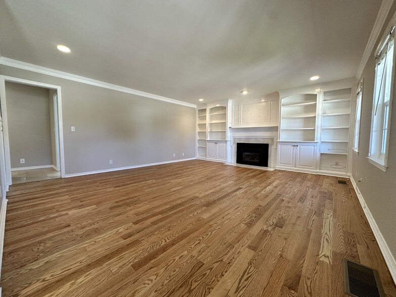 Building Photo - 604 Village Ct