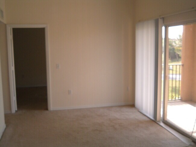 Building Photo - EMERALD ISLE AT LAGUNA LAKES CONDO