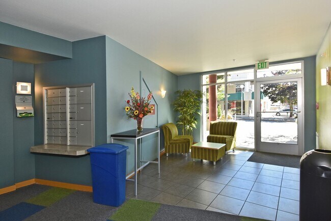 Building Photo - Spacious 2BR/1.75BA Condo in Convenient Location (Central District)