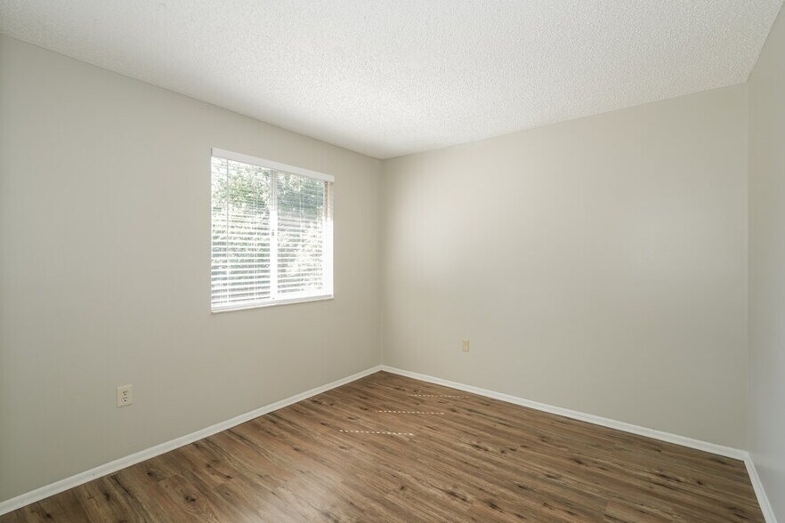 Building Photo - 856 Buttercup Dr