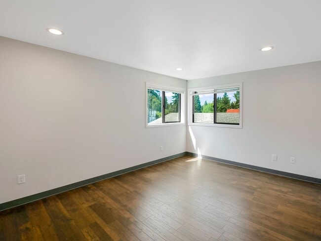 Building Photo - 2 BED & 1.5 BATH DUPLEX FOR RENT