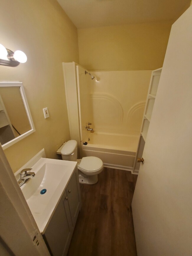 Building Photo - "2-Bedroom Duplex Home in Louisville with ...