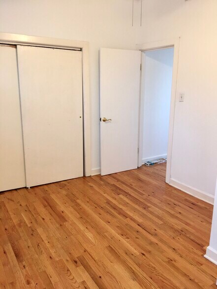 Building Photo - 1428 N Greenview Ave
