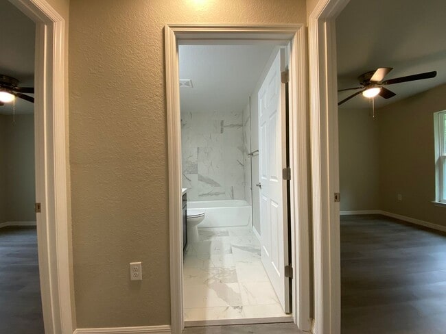 Building Photo - Custom Home - Desirable SW Ocala Neighborhood 3/2/2 **Won't Last**