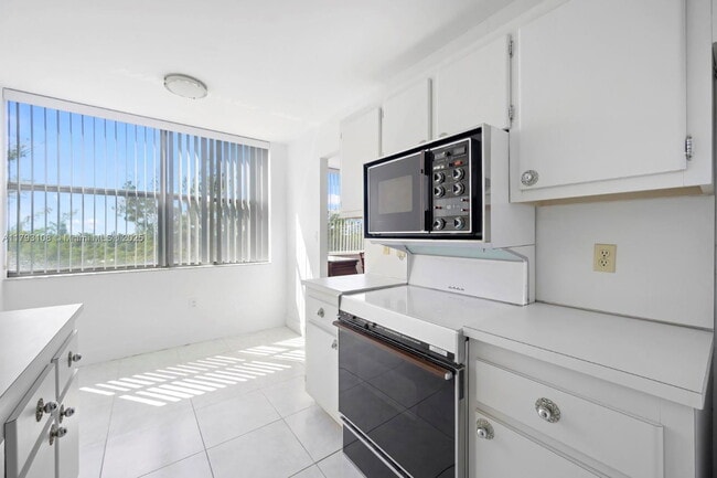 Building Photo - 1300 NE Miami Gardens Dr