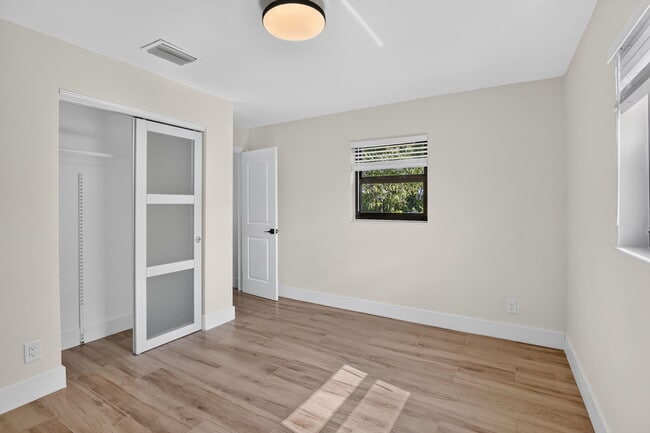 Building Photo - 4329 SW 49th Ct