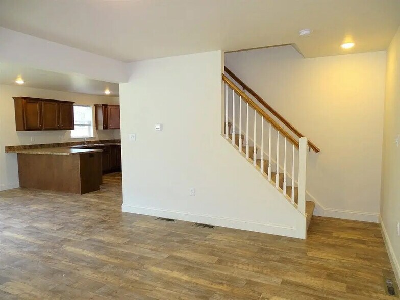 Building Photo - 256 Wildflower Dr