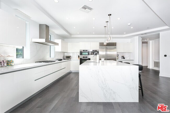 Building Photo - 460 N Palm Dr