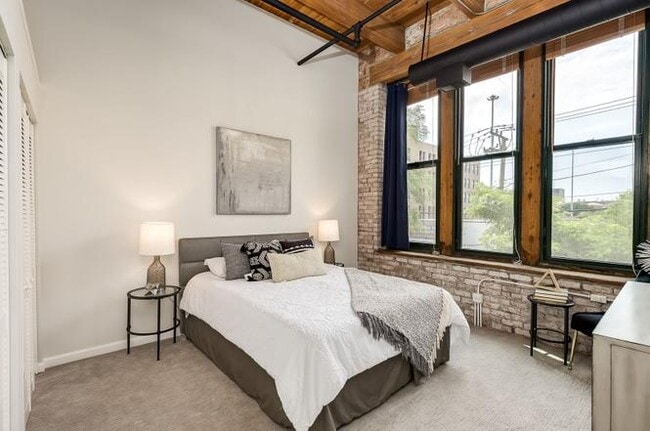 Building Photo - 331 S Peoria St