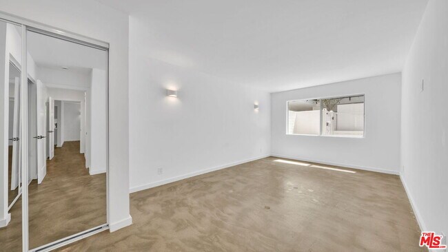 Building Photo - 621 San Vicente Blvd