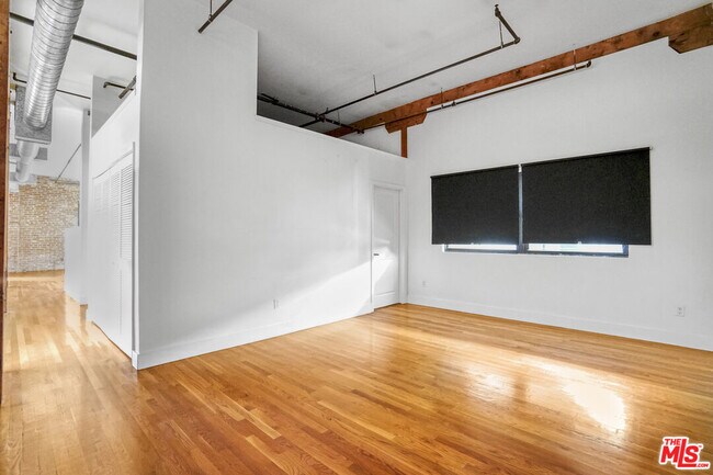 Building Photo - 215 S Santa Fe Ave