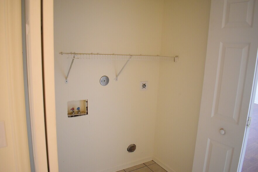 Building Photo - 2500 Hawes Ct