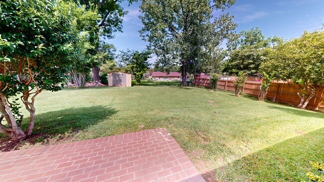 Building Photo - 2112 Cottingham Dr