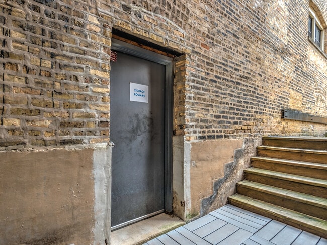 Building Photo - 7020 N Paulina St