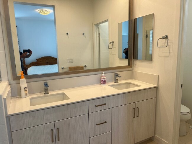 Building Photo - Spacious 4 Bedroom, 3.5 Bath Townhome in G...