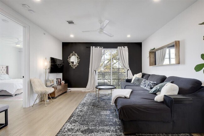 Building Photo - 2709 E 5th St.