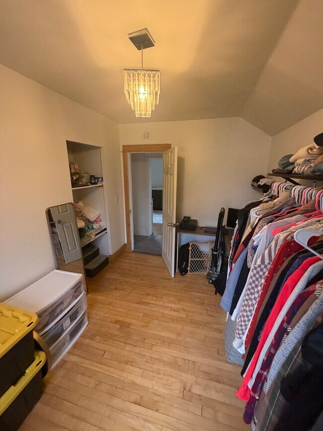 Building Photo - AVAILABLE December! - 3 Bed 1 Bath Home!