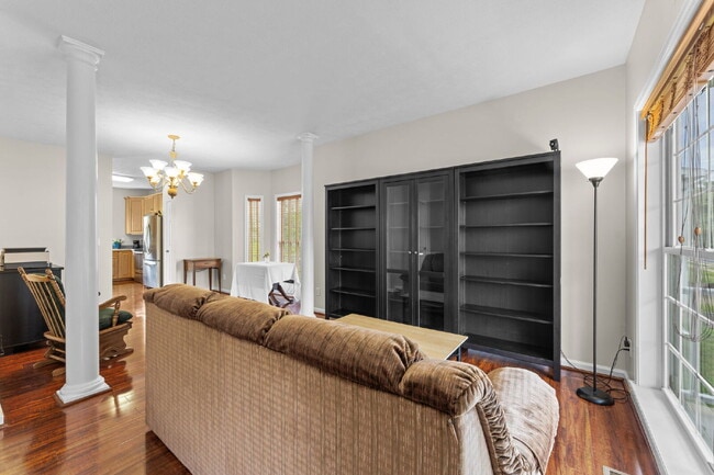 Building Photo - Welcome home to this well-maintained 4-bed...