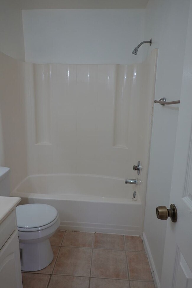 Building Photo - End Unit Condo Near Fort Eustis For Rent