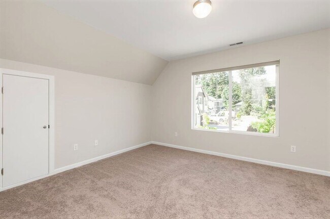 Building Photo - Absolutely Charming 3-Bed 2.5-Bath Home with One Car Garage!