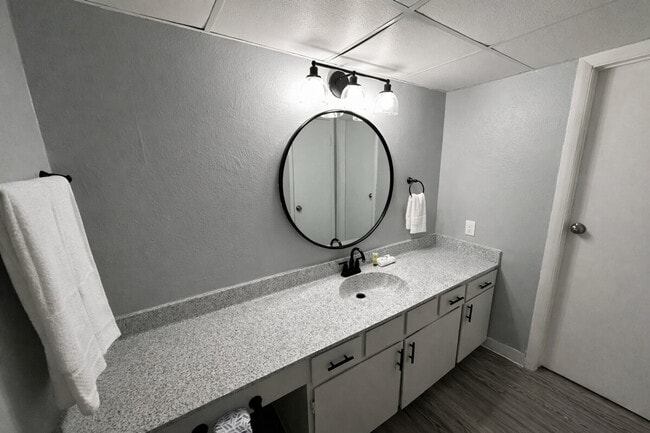 Building Photo - 505 N Rock Rd