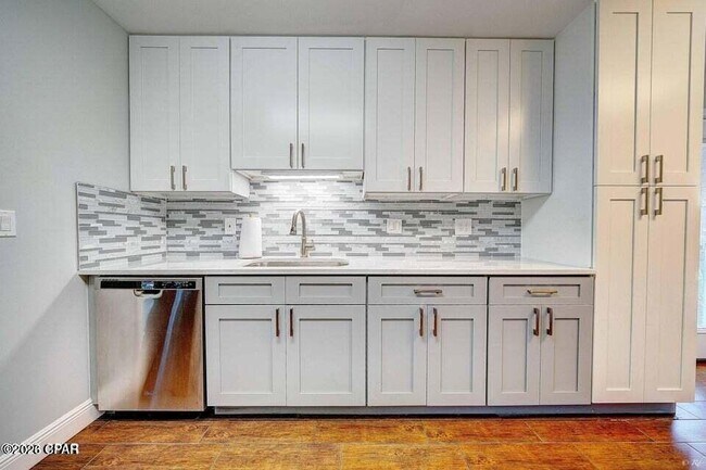 Building Photo - 350 Greenwood Cir