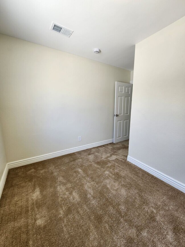 Building Photo - Charming 3 Bedroom / 2 Bathroom Home with ...