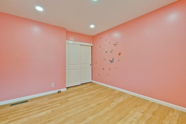 Building Photo - Beautiful 4 Bed 2.5 Bath Town Home in Fremont Northgate Area !