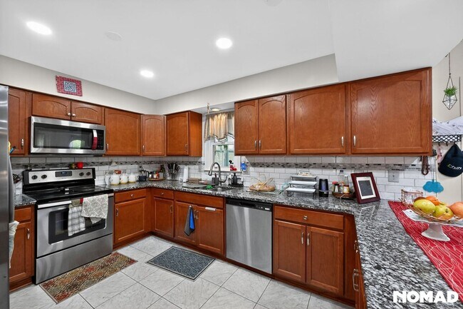 Building Photo - Spacious 4BR House in Germantown