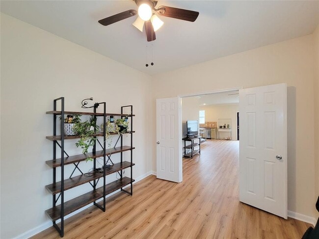 Building Photo - 1610 Pointe Leone