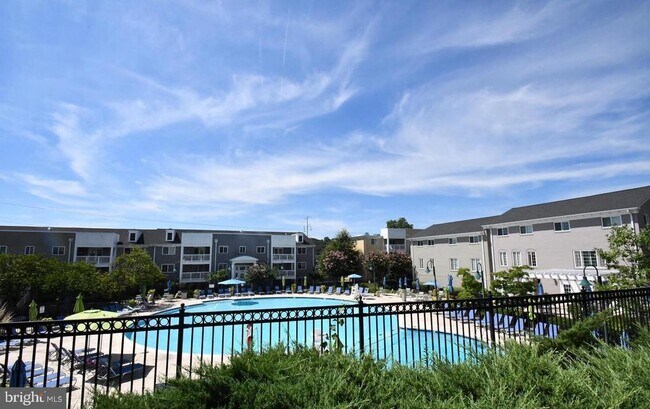 Building Photo - 4127 S Four Mile Run Dr