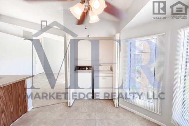 Building Photo - 2Bed/1Bath Condo at Peoria/53rd Ave! Ready...