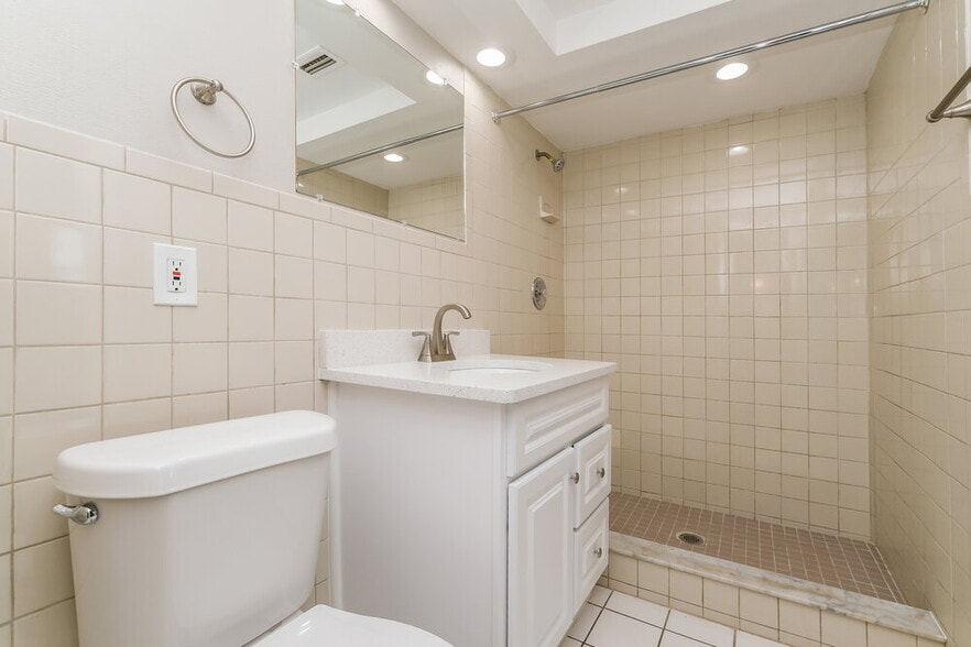 Building Photo - 10933 Felsdale Ave