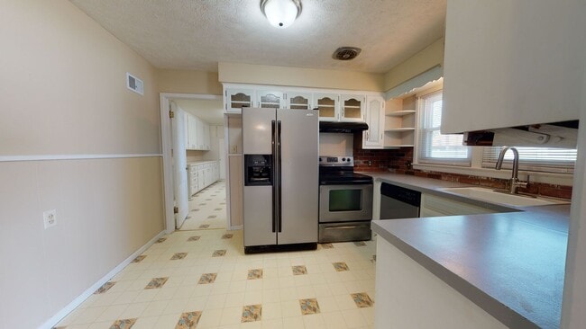 Building Photo - 3 Bedroom, 2 Bathroom House with Attached Double Garage