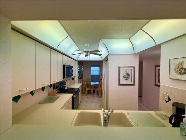 Building Photo - 5701 Bahia Del Mar Cir N
