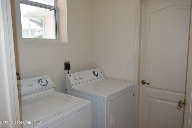 Building Photo - 1170 Eleuthera Dr NE